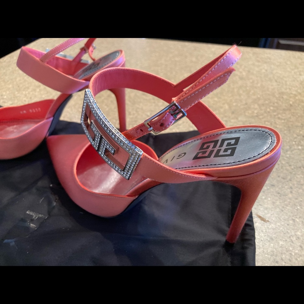GIVENCHY Couture Pumps